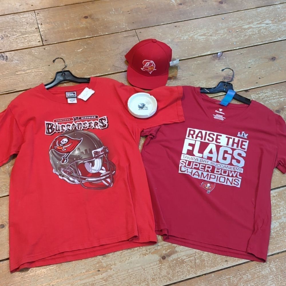 Tampa Bay Buccaneers fan, 2 tees, hat, coin tray bundle!